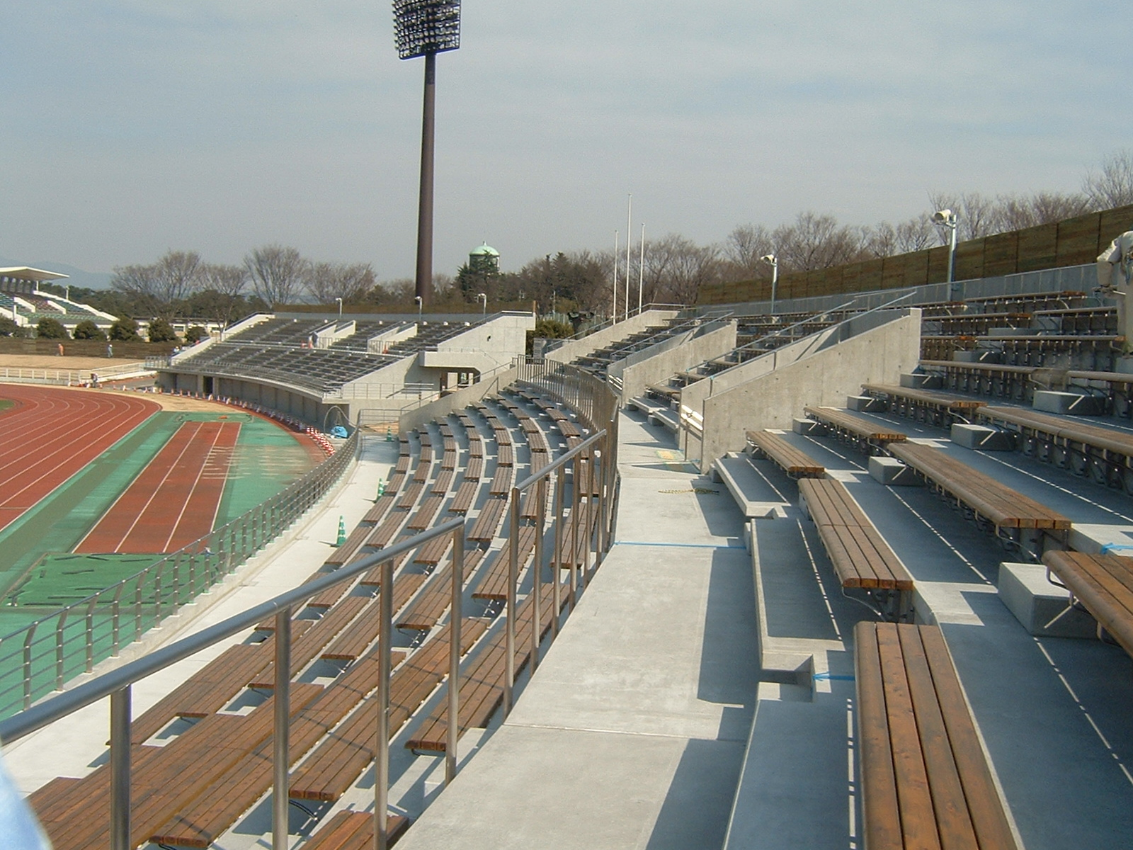 ｽﾀﾝﾄﾞﾍﾞﾝﾁ(桧ACQ注入､塗装) 前橋市正田醤油ｽﾀｼﾞｱﾑ 2006年施工