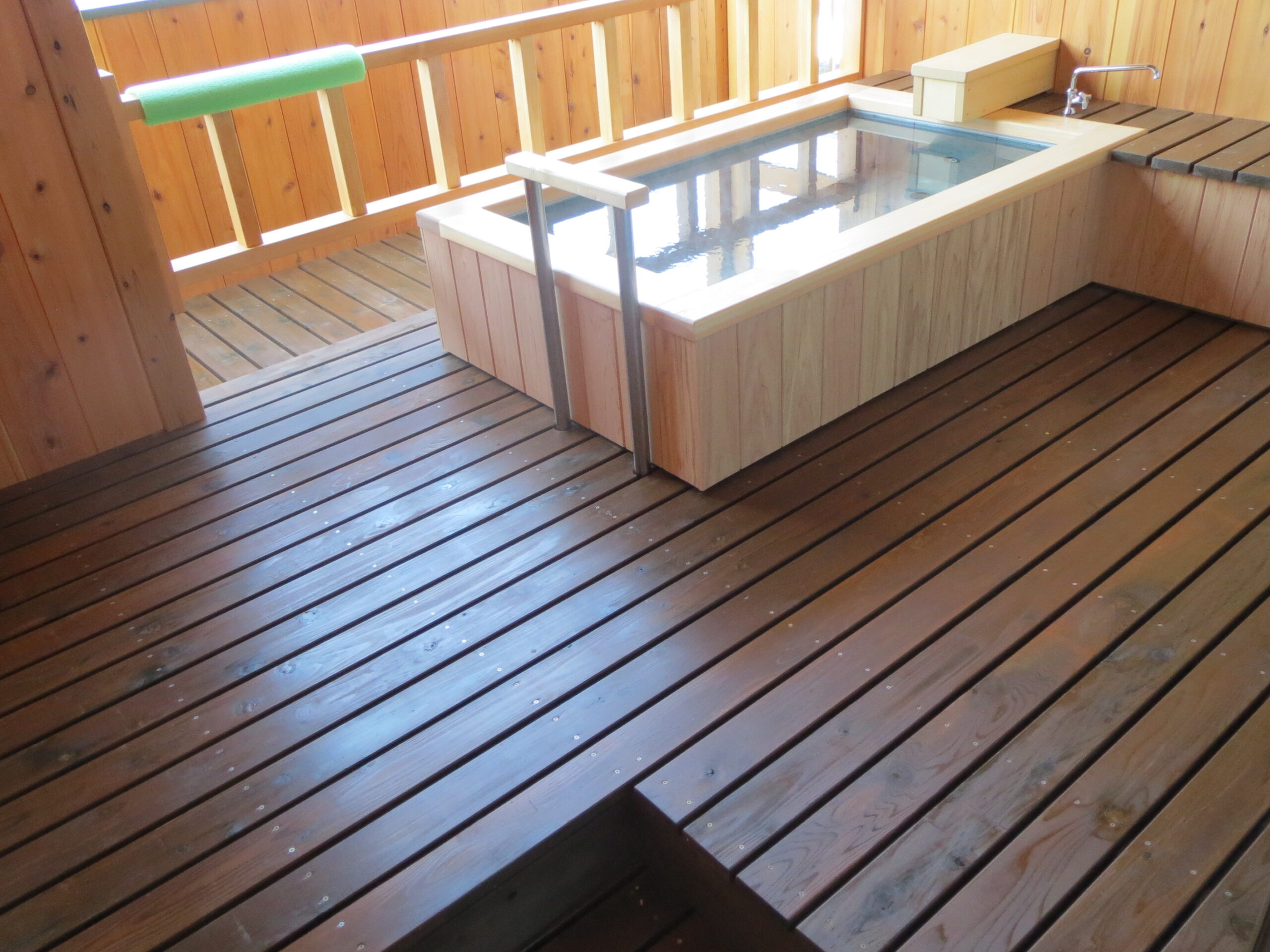 ウッドデッキ 国産杉･ヒノキ材　　　　　　　　　　　　加圧式防腐･防蟻注入処理、塗装品　個人邸