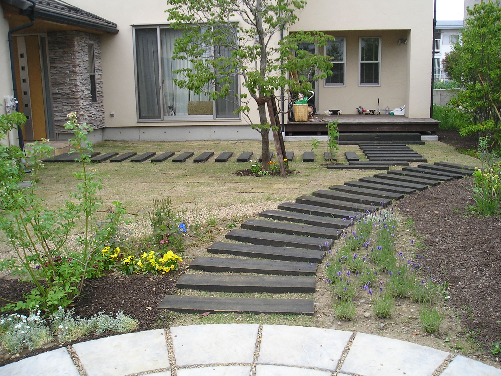 国産新品枕木(塗装黒色) 民間･個人邸