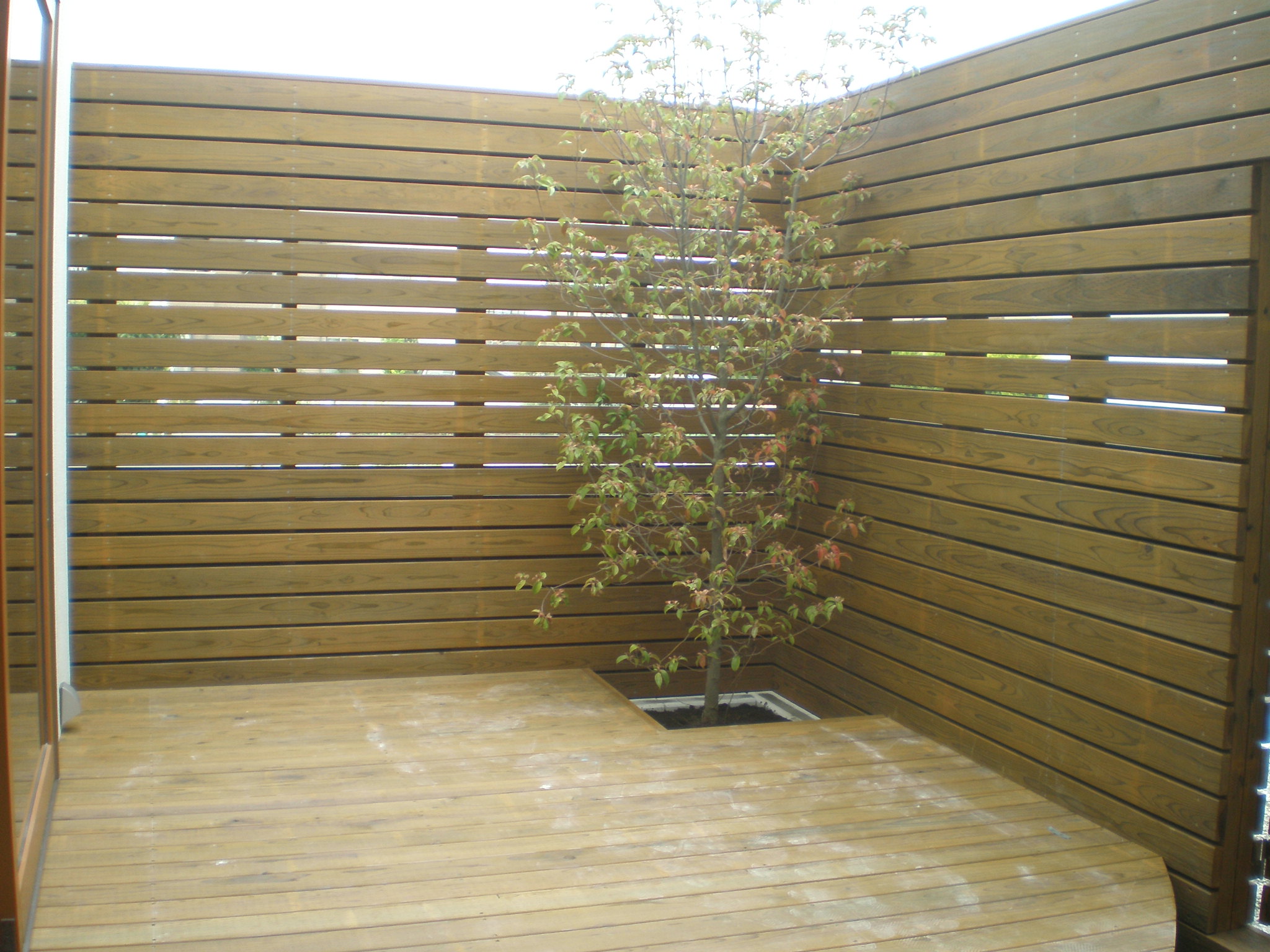 ウッドフェンス　国産杉･ヒノキ材　　　　　　　　　加圧式防腐･防蟻注入処理、塗装品  個人邸