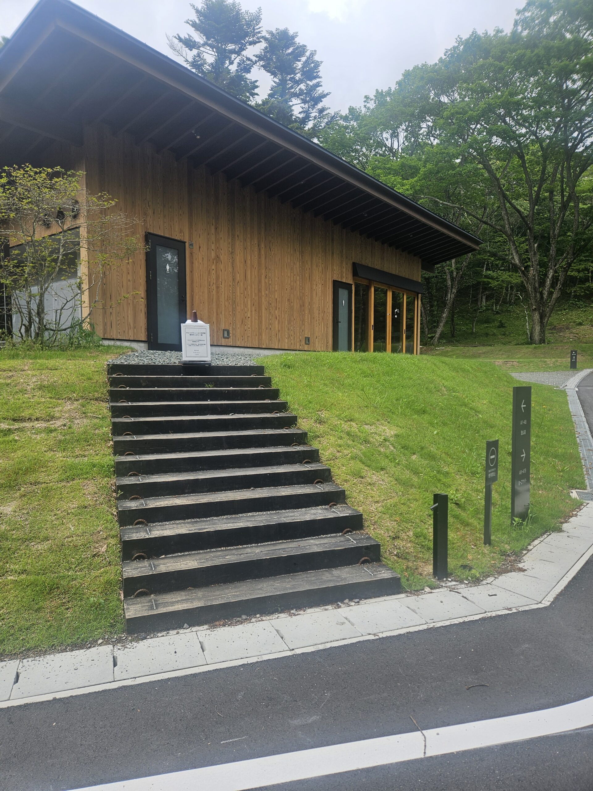 国産新品枕木(塗装黒色) 赤城山大沼(おの)ｷｬﾝﾋﾟﾝｸﾞﾌｨｰﾙﾄﾞ　｢ｽﾉｰﾋﾟｰｸ赤城ｷｬﾝﾋﾟﾝｸﾞﾌｨｰﾙﾄﾞ｣　2024年施工