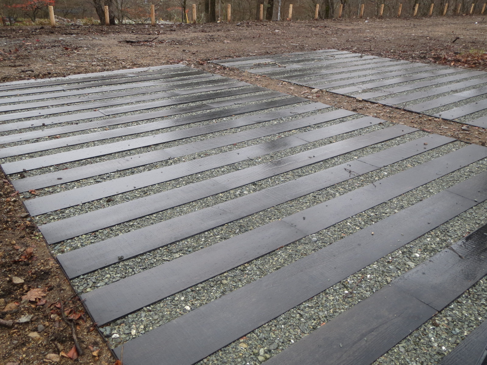 国産新品枕木(塗装黒色) 大沼(おの)ｷｬﾝﾋﾟﾝｸﾞﾌｨｰﾙﾄﾞ　2024年施工